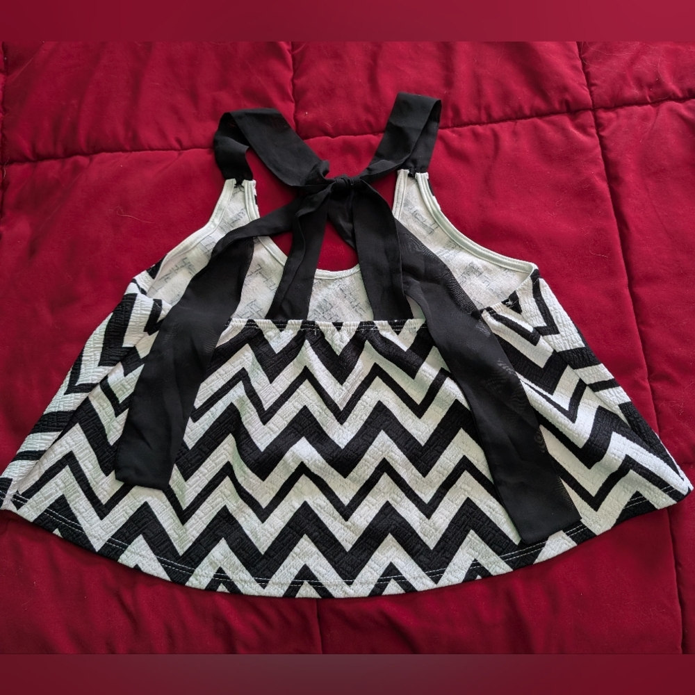 Chevron Patterned Crop Top - Picture 2 of 4